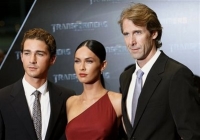 Michael Bay (derecha) posa con Shia LaBeouf y Megan Fox durante la premier de "Transformers 2" en Alemania